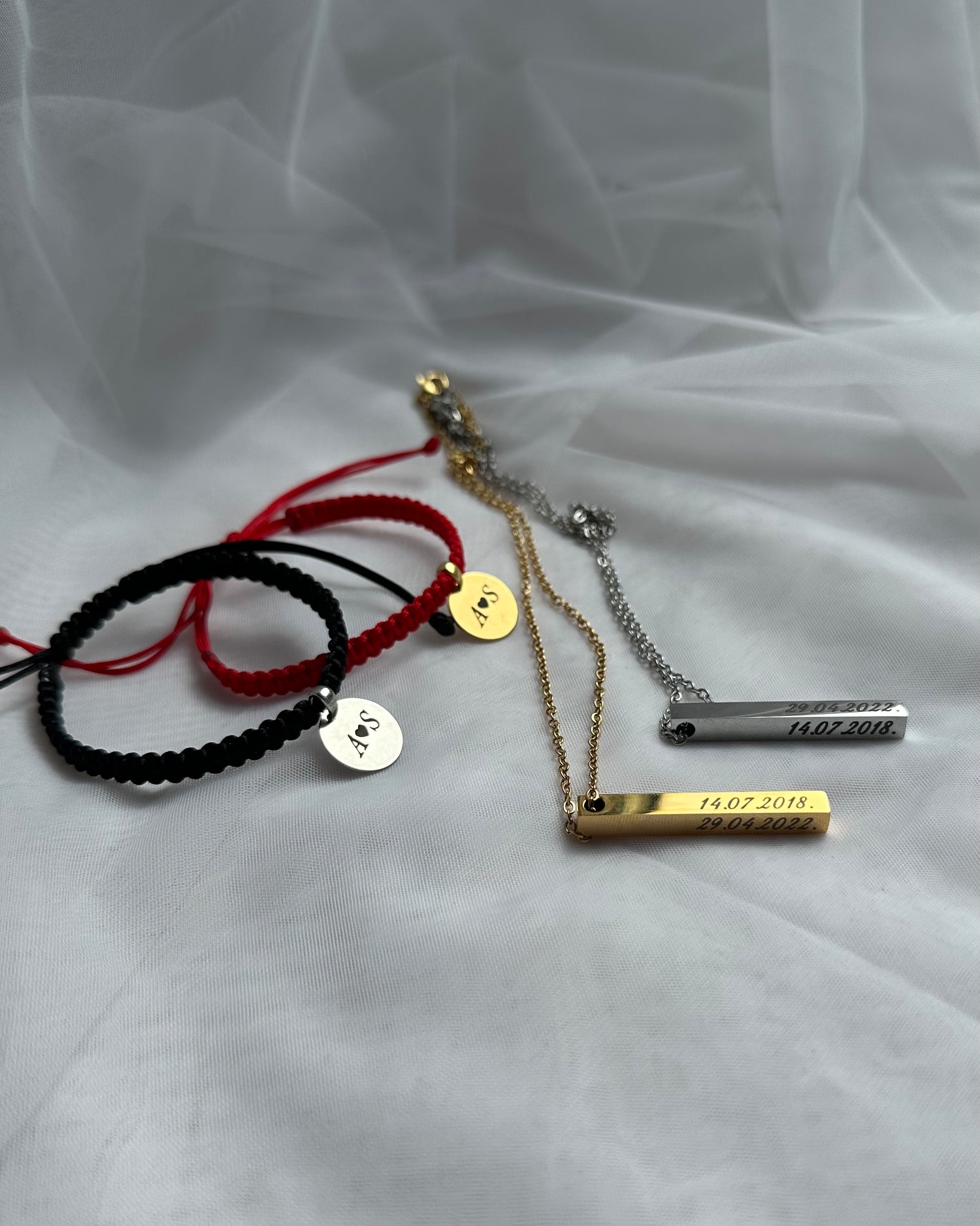 Stienīša kulona kaklarota ar gravējumu