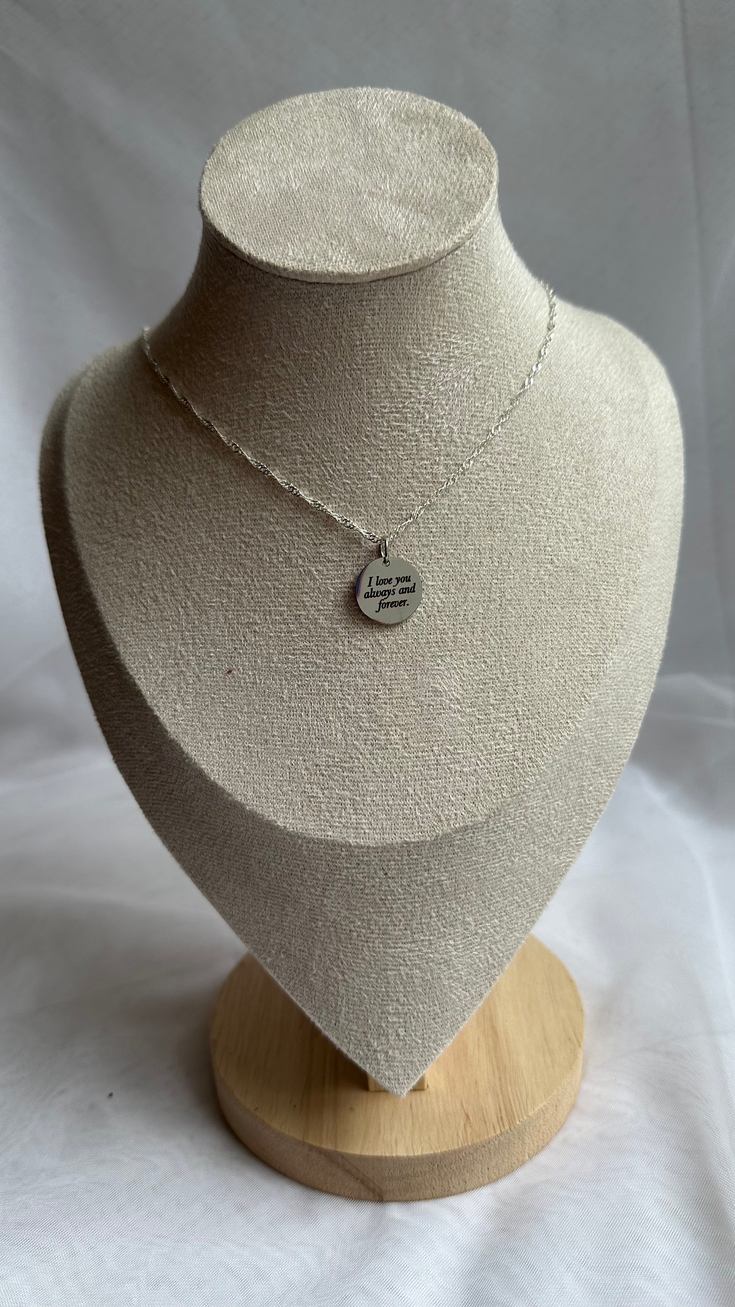 Apaļa kulona kaklarota ar gravējumu