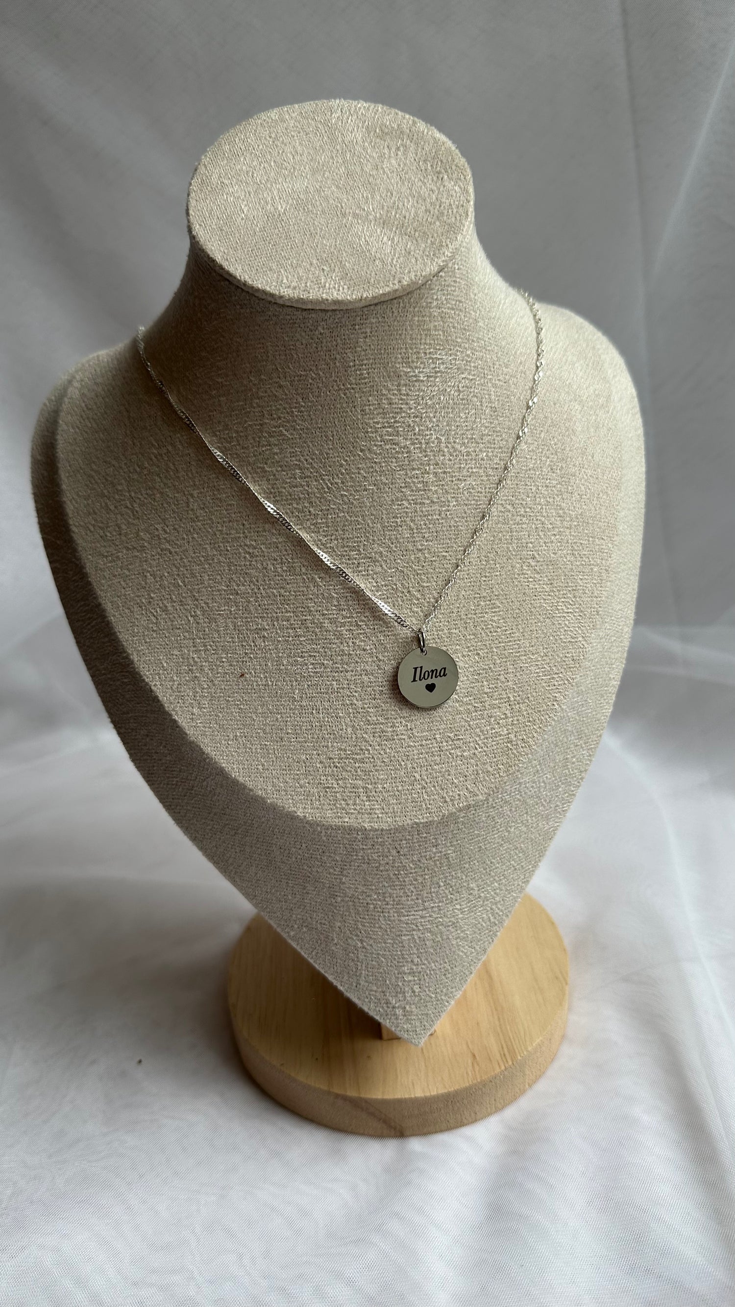 Apaļa kulona kaklarota ar gravējumu