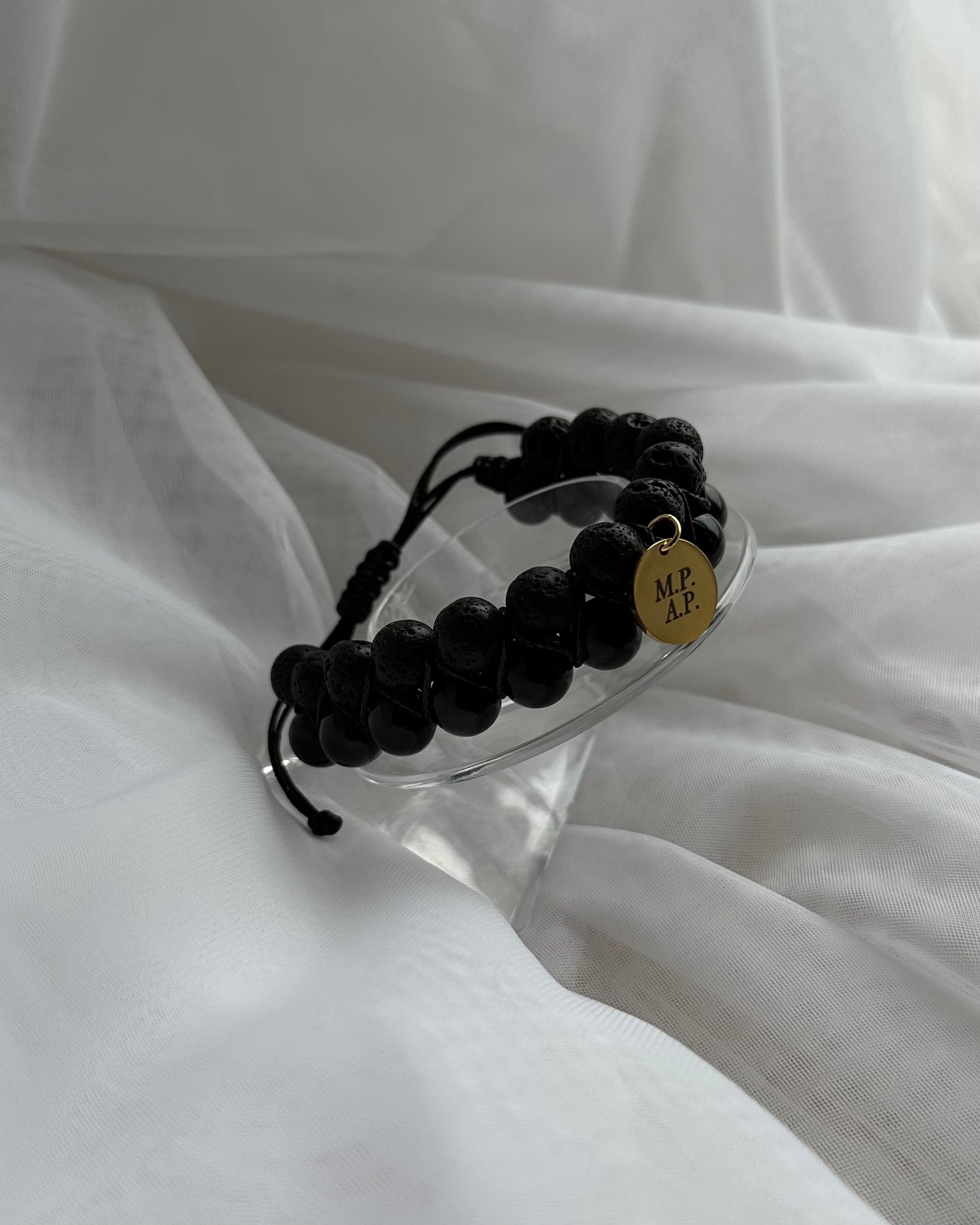 Mezglota akmens rokassprādze ar garvējumu