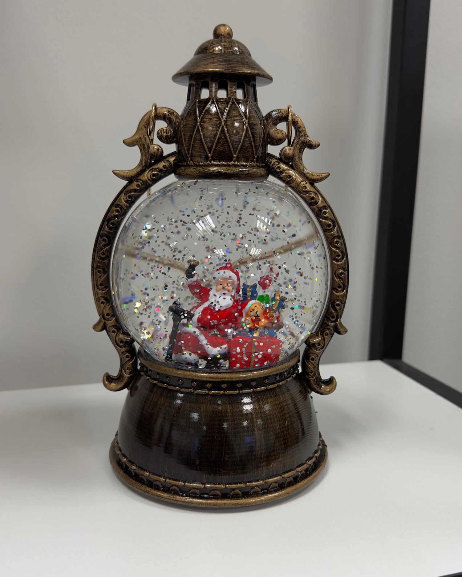 Apaļā laterna ar dāvanām